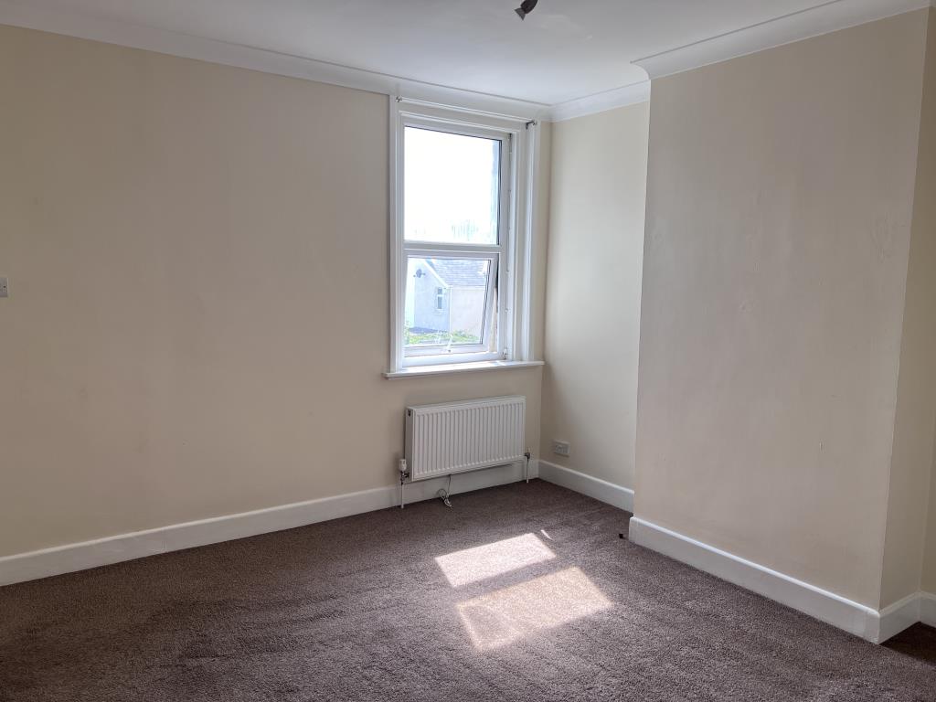 Lot: 15 - FREEHOLD PROPERTY ARRANGED AS TWO FLATS - First floor flat living room